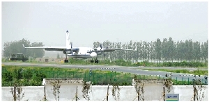 我军战机首次在郑州-民权高速公路成功试飞