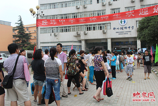 在郑州经纬中学校园里，等候的队伍很长。
