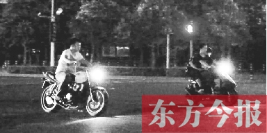 6月13日零点后,郑州市商务内环路,不少年轻人骑着摩托车聚在这里飙车