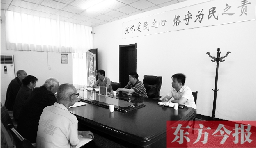6月16日，几位兰考市民在向县委副书记毛卫丰反映问题。