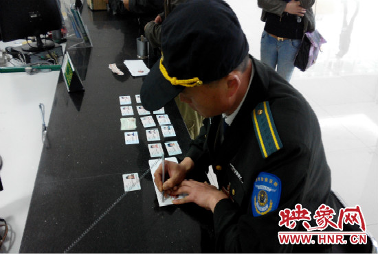 捡到的身份证，巡防队员通常是自费邮寄给失主。
