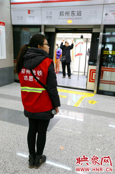 在前期的志愿工作中郑州地铁主要与市各大高校合作组建志愿者服务队。