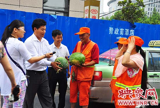 爱心的哥给环卫工送西瓜