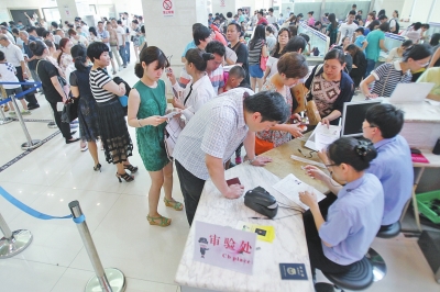 6月30日上午9时20分，郑州市公安局出入境管理处办事大厅内挤满前来办理护照、签证的群众。