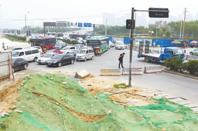 中州大道石化路口东西方向被封堵（圆圈处）