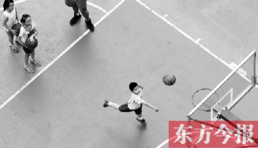 7月2日，河南工业大学篮球场内，几名孩子正在接受篮球训练