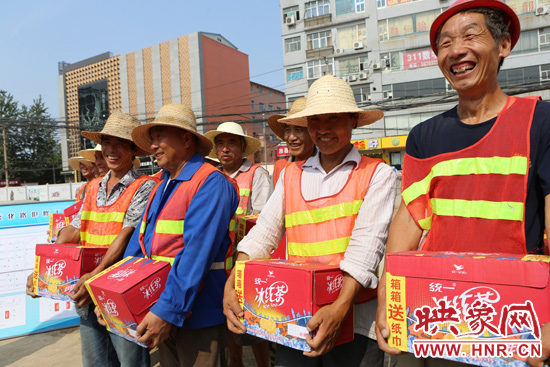 郑州开展“送清凉”专项行动  关爱一线职工和农民工。
