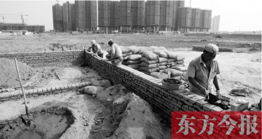 7月8日，郑州市银莺路南端，一处新建的小学和中学刚刚开始动工