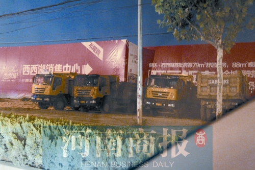 昨夜，记者发现一些工地外，渣土车们正在“休息”记者 邓万里/摄