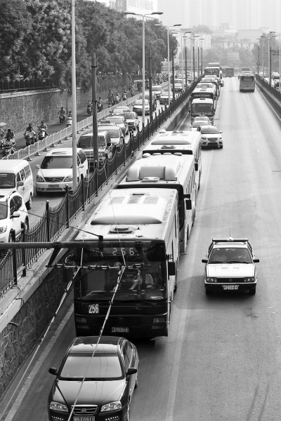 大量的机动车由京广路向北前行，右拐后涌上中原路地下道。