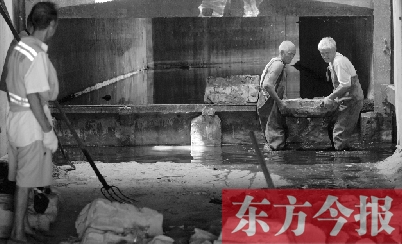 　　7月15日，郑州市东风路与渠东路附近，市政工人正在清理地下污水管网