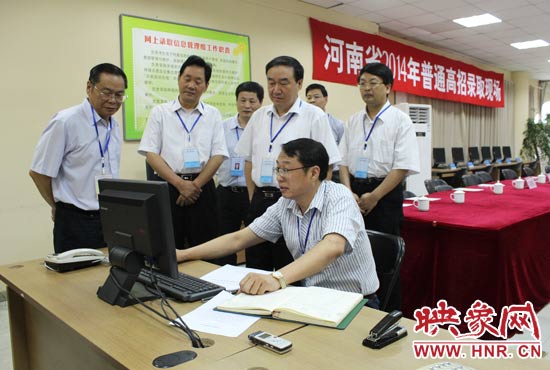 副省长徐济超在高招录取现场听取工作人员汇报。