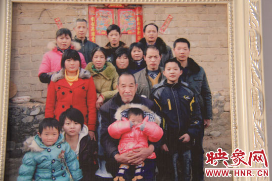 平顶山郏县白庙乡的马湾移民新村村民刘新年老人移民前的全家福 平顶山郏县白庙乡的马湾移民新村村民刘新年老人移民前的全家福