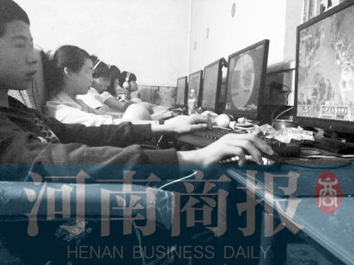 在郑州市中原区郭庄的一个“黑网吧”里,挤满了中小学生模样的孩子
