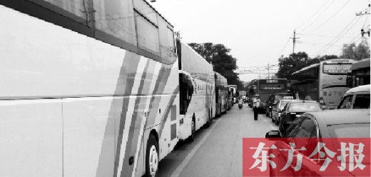 昨日，只能由东向西单行的郑州市城南路上，闯进了由西向东行驶的大巴车，造成严重交通拥堵