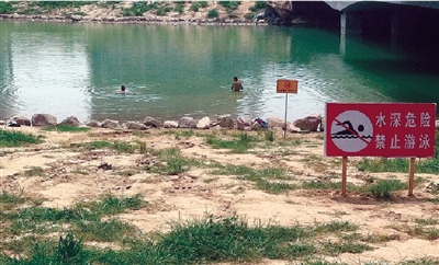龙子湖事故发生最多地段,每隔两三米就设置一个警示标语