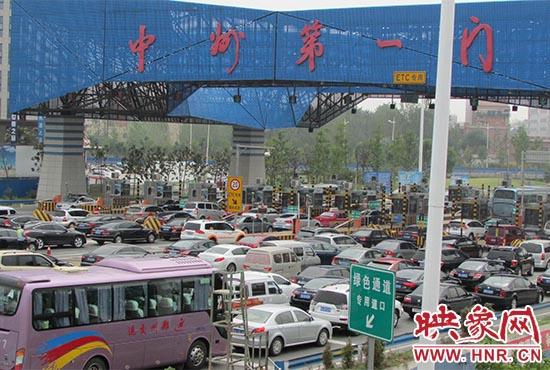 郑州机场收费站口（中州第一门）车辆排队拥堵情况严重。