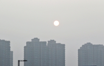 昨天，郑州市区，雾霾遮挡的太阳像个月亮。