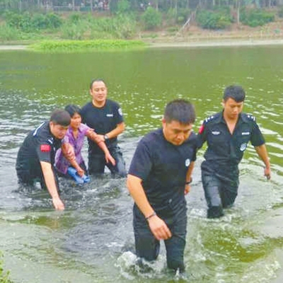 看到女子一直不配合救援，崔亚就在河中给该女子做起思想工作