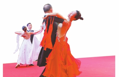 大妈们也跳高雅的国标