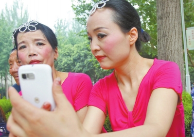 上台之前再整一下妆容