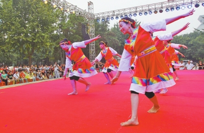 民族舞跳得像模像样