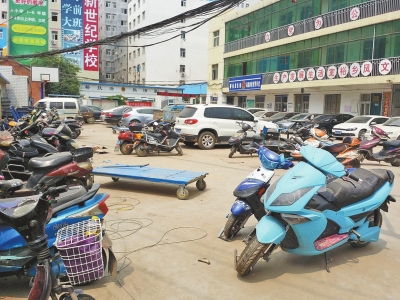 记者昨日到高皇寨村村委会大院时，还有约40辆电动车没人来取。