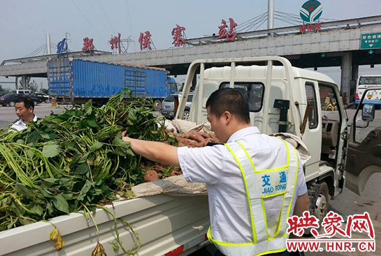 工作人员正在对货物进行检查