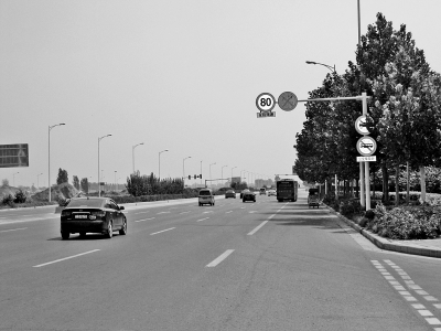 走访郑开大道，记者发现路上的限速标志已明显减少。