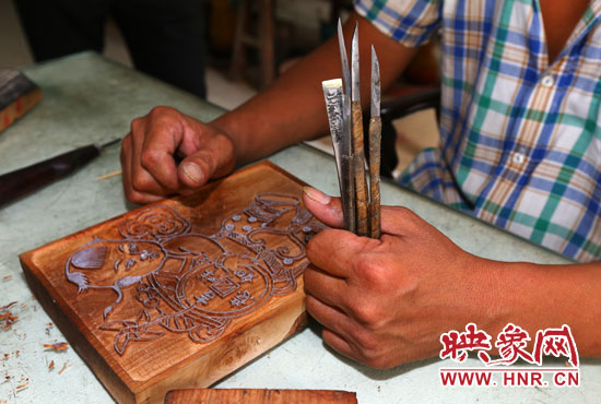 几把刻刀在师傅的手中成就了无数的艺术瑰宝