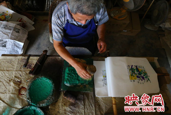 为年画套色需要多年的经验才能提高成功率