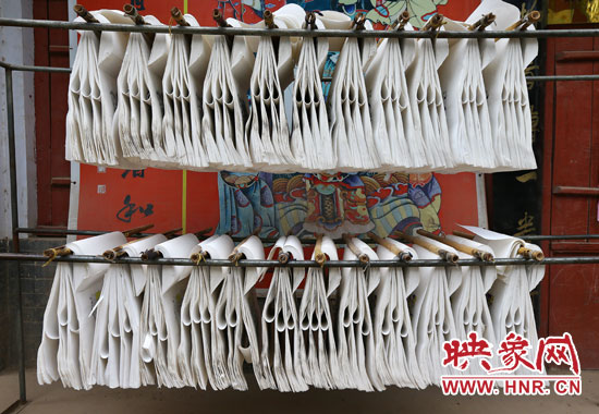 放在架子上晾晒的年画