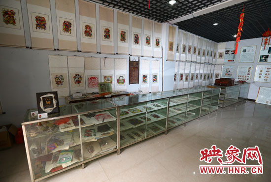 造型各异，色彩明快的朱仙镇木板年画，带动了当地经济的发展。