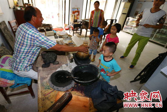 几个孩子被传统技艺所吸引