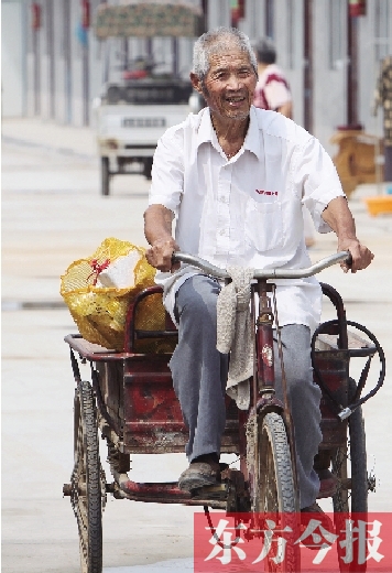 83岁的胡新有老人每天下午都骑着三轮车出门捡废品，换的钱都捐了出去