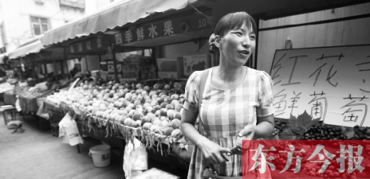 卖水果的信阳人杜付敏抓住了2004年郑州放开户口的机遇，早早落了户买了房。