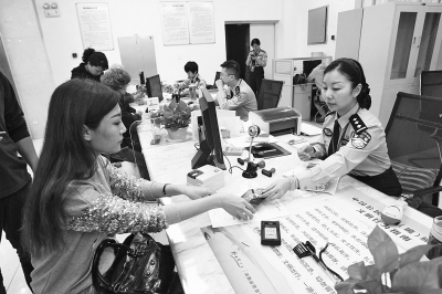 郑州市民李女士领到了全省首张电子港澳通行证