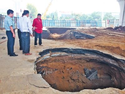 9月20日，中原路西三环交叉口坍塌现场