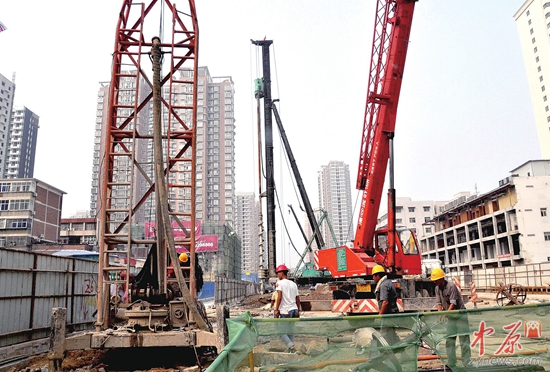 经三路政四街交叉口附近，工程机械正在进行下钻打桩作业