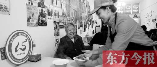 9月29日，轻院社区的“空巢老人”荆阿姨在一家饭店免费吃午餐
