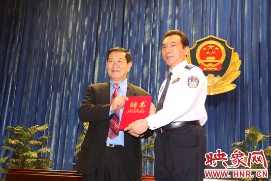 在欢迎仪式上，李昌钰博士从铁路警察学院院长郝宏奎手中接过了客座教授的聘书。