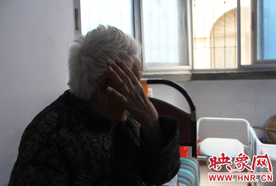说起敬老院要搬迁,老太太忍不住流眼泪。