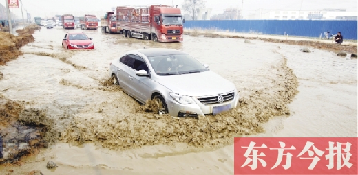 昨日的水坑现场，“坑车”的情况仍在继续上演