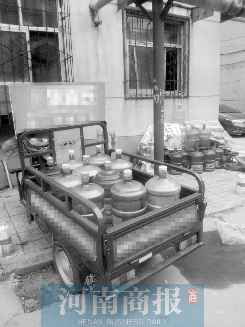 农科路上的一个小区内生产的桶装水 农科路上的一个小区内生产的桶装水