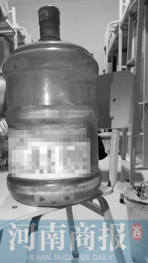 桶底出现一张纸牌 桶底出现一张纸牌