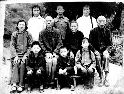 1970年，何兆胜一家人在荆门合影，中排左二为何兆胜。