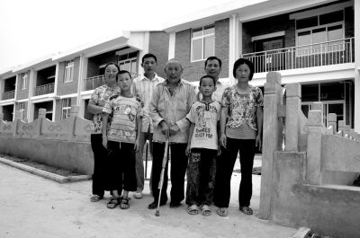 2011年6月27日下午，何兆胜（中）抵达新居后和家人的合影。