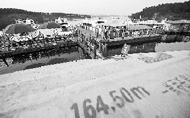 即将通水的丹江口水库上游的沧浪港水位标尺（10月14日摄）。 新华社发