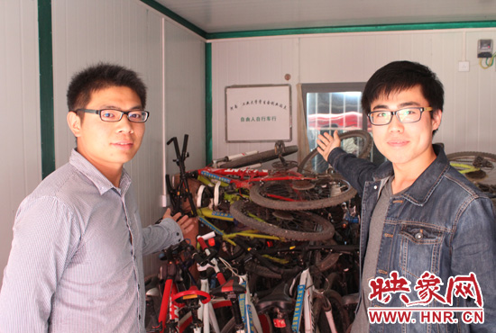 张少（左）和梁鹏（右）回收翻新废弃自行车成了校园创业达人。