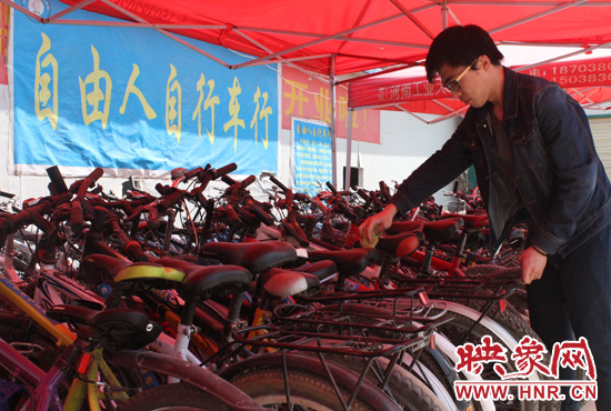 整理车辆、擦车是梁鹏每天都要做的工作。 整理车辆、擦车是梁鹏每天都要做的工作。